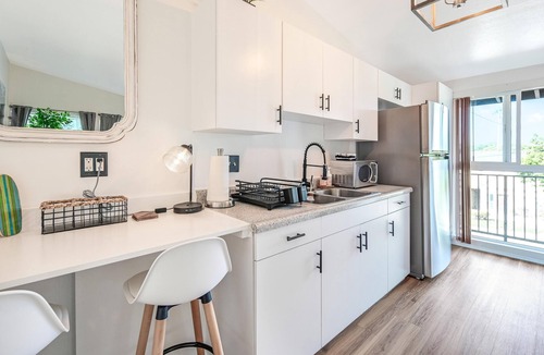 Ocean Park Apartment | Santa Monica Beach Suite. Off street parking and walking distance to everything!