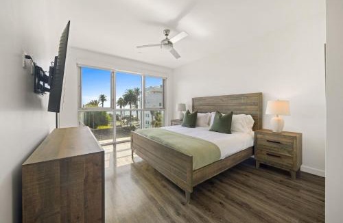 Downtown Apartment | Santa Monica Seaside Haven! Ocean Views, Beach Steps Away and Creative Vibes