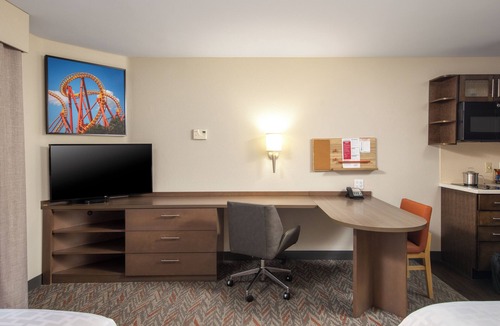 Anaheim Resort Hotel | Say Hi to Mickey! Unit with Full Kitchen Close to Disneyland, Pool!
