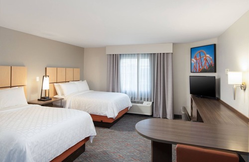 Anaheim Resort Hotel | Say Hi to Mickey! Unit with Full Kitchen Close to Disneyland, Pool!