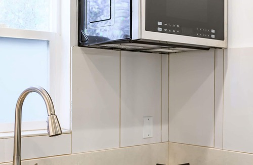 Atwater Village Apartment | Scenic Retreat With Deck Stunning Views in LA