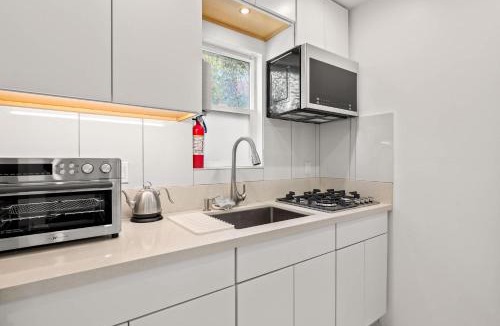 Atwater Village Apartment | Scenic Retreat with Deck & Stunning Views in LA