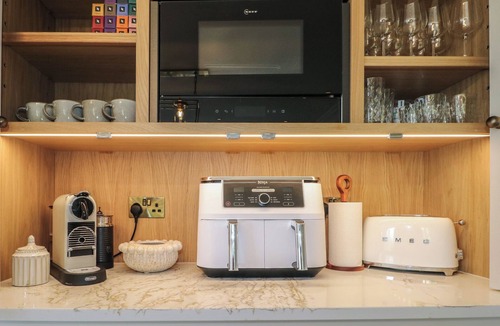 Rustington Cottage | SEA ESTATE HOUSE, pet friendly, luxury holiday cottage in Rustington