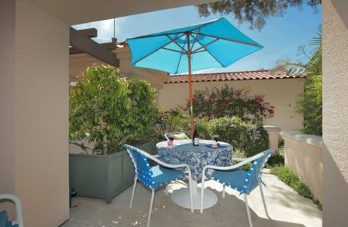 East Beach Apartment | Sea Otter in Por La Mar by the beach