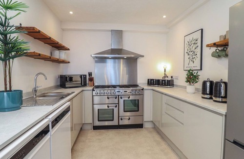 Llandudno Cottage | SEA VIEW, EAST PARADE, pet friendly, with hot tub in Llandudno