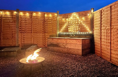 Mortehoe Cabin | sea view, outdoor bath, off grid cabin