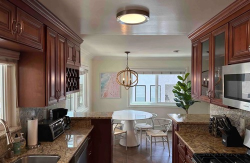 The Strand House | SEAS The DAY! FUN in the SUN W/OCEAN VIEWS Voted GUESTS FAVORITE TOP 5% -Airbnb