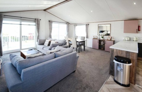 Southerness Cabin | Seaside holiday lodge on family friendly site with lots of amenities. Gre6 vie