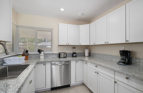 Raisin House | Secluded & Cozy 3B/1Bth w GreatA to Airport