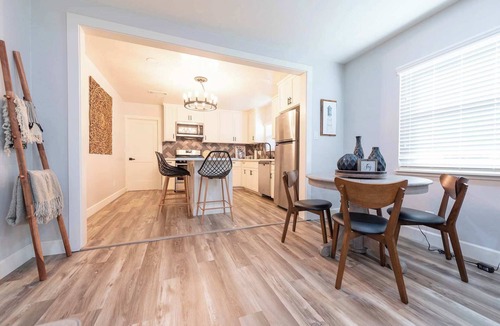 Exeter House | Sequoia Sunrise: DT duplex w/firepit&patio