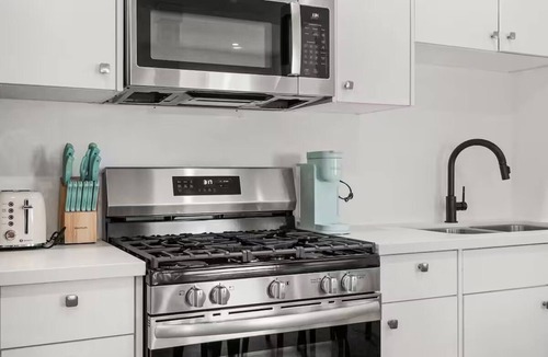 Culver - West House | Serene 2-bedroom house with AC in vibrant Los Angeles