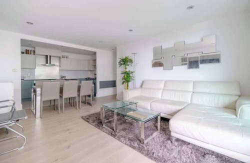 Vauxhall Apartment | Serene 2BD Riverside Flat with Balcony, Vauxhall