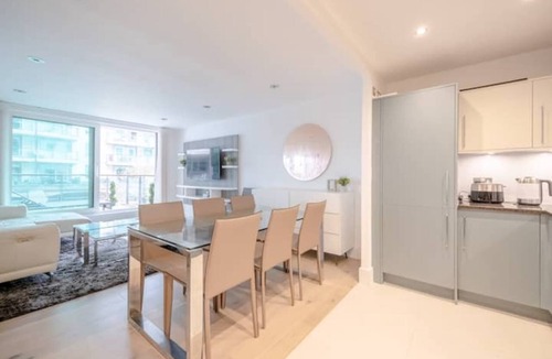 Vauxhall Apartment | Serene 2BD Riverside Flat with Balcony, Vauxhall