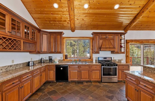 Eagle Mountain Estates Cabin | Serenity Now Lodge by Destination Big Bear: Luxury Log Home in Castle Glen Estates! Hot Tub! Pool Table! Ping Pong!