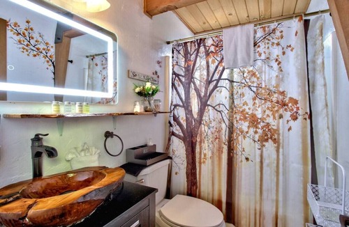 Woodlands House | Serenity Pines - outdoor entertainment galore w/floating tent & bohemian vibes!