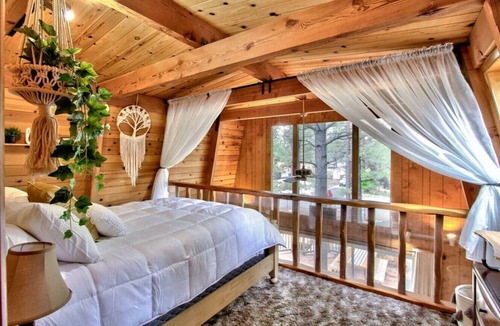 Woodlands House | Serenity Pines - outdoor entertainment galore w/floating tent & bohemian vibes!