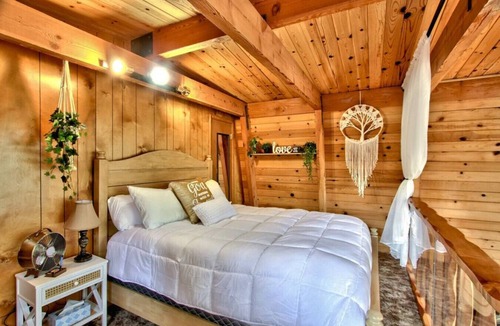 Woodlands House | Serenity Pines - outdoor entertainment galore w/floating tent & bohemian vibes!