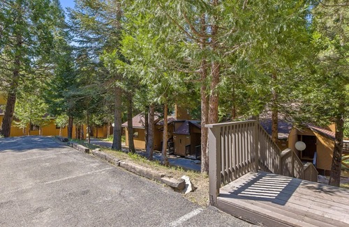 Shaver Lake House | Serenity Townhouse: Mountain Views, Pool &Hot Tub