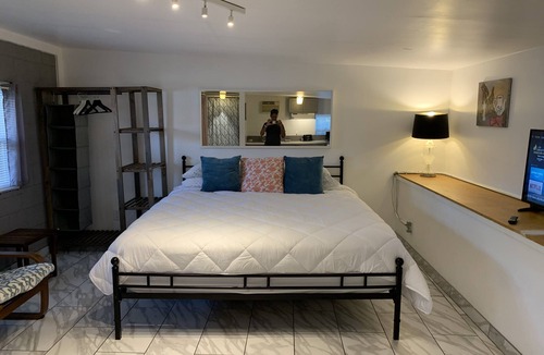 Alhambra House | Shabby Chic Guest House LA Hills 2