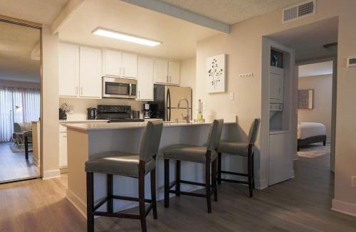 Ivey Ranch - Rancho Del Oro Apartment | Shabby Chic Oceanside King & 2 Queen bed Pool GYM