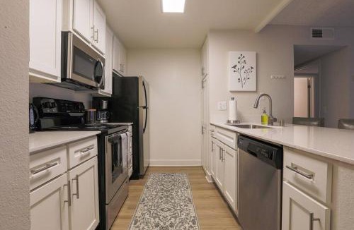 Ivey Ranch - Rancho Del Oro Apartment | Shabby Chic Oceanside King & 2 Queen bed Pool GYM