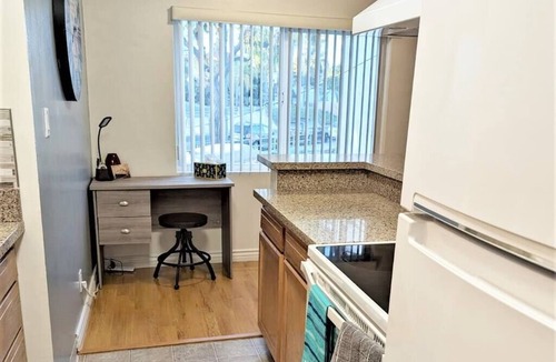 Belmont Shore Apartment | Shaggy Seahorse:Beach~Bay~2ndSt~Fast Wi-Fi+Pets OK