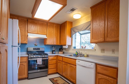 Lakehead House | Shasta Memory Maker - family/work friendly 3 bed 2 bath sleeps 10 Boat parking