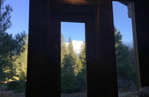 Weed House | Shasta Retreat on 35 Acres, Panoramic Mountain Views, Hot tub, Sauna, Starlink