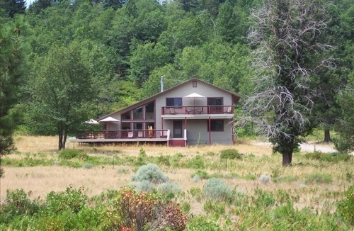 Weed House | Shasta Retreat on 35 Acres, Panoramic Mountain Views, Hot tub, Sauna, Starlink