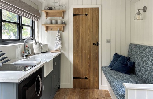 Harrogate Cottage | Shepherds Hut - UK52010