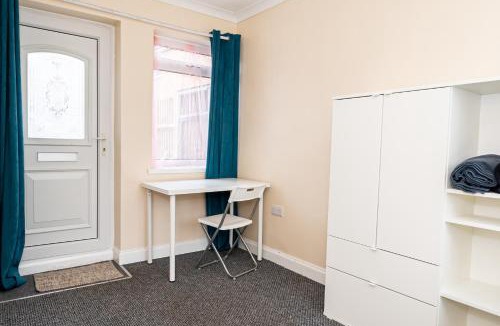 Southampton House | Shirley House 3, Guest House, Self Catering, Self Check in with Smart Locks, Use of Fully Equipped Kitchen, close to City Centre, Ideal for Longer Stays, Walking Distance to BAT, 20 min Drive to Fawley Refinery, Excellent Transport Links