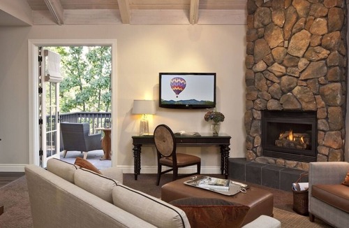 Yountville House | Short Drive from Napa Valley Wine Train! Pet-friendly Hotel, Outdoor Pool & Spa!