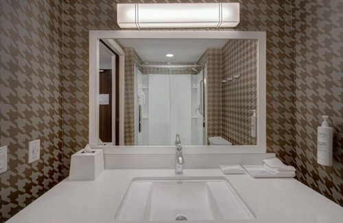 Garden Grove Hotel | Short Drive to Angel Stadium of Anaheim! Onsite Parking and FREE Breakfast!