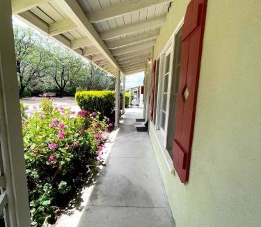 Agua Dulce Hotel | Sierra Pelona Motel
