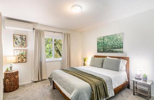 North Fork House | Sierra Vista Lookout Lodge for 8 people with Hot tub, deck and trail to waterfalls