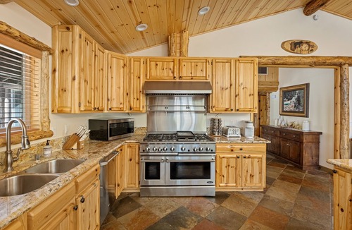 Fox Farm House | Silver Fox Resort. Jacuzzi Tub. BBQ. Games