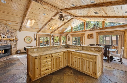 Fox Farm House | Silver Fox Resort. Jacuzzi Tub. BBQ. Games