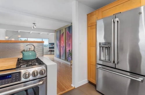 Los Feliz House | Silverlake stunner w/deck and Hollywood sign views