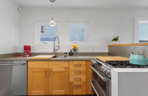 Los Feliz House | Silverlake stunner w/deck and Hollywood sign views