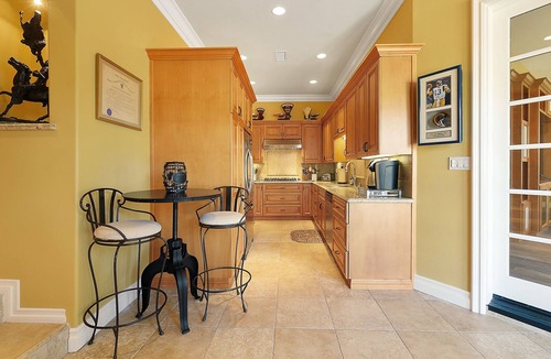 Simi Valley House | Simi Valley - Memorabilia Guest Retreat