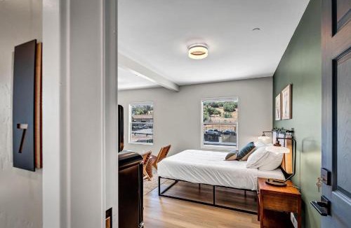Vista Apartment | Single Bedroom - Queen Size. Heart of Downtown Vista