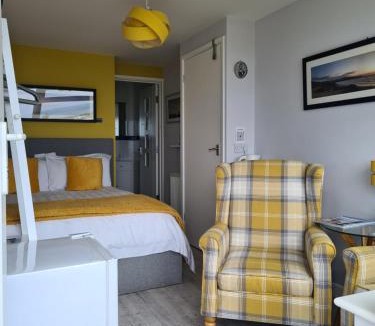 Porth House | Sirens Sunset Peaceful Retreat with stunning sea views, 5 minutes from Porth Beach