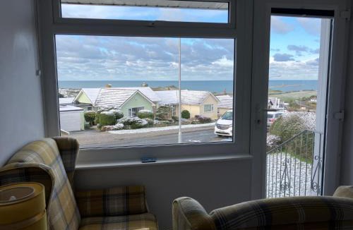 Porth House | Sirens Sunset Peaceful Retreat with stunning sea views, 5 minutes from Porth Beach