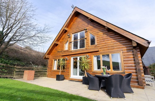 Little Petherick Cabin | Situated in the idyllic Cornish village of Little Petherick, nestled in the picturesque wooded valle