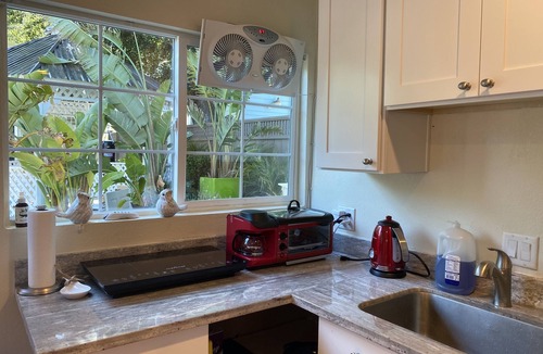 Northside Cottage | SJ Downtown Private Guess House with Gated Parking Room7