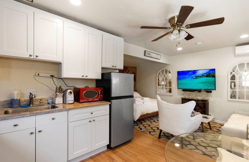 Northside Cottage | SJ Downtown Private Guess House with Gated Parking Room7