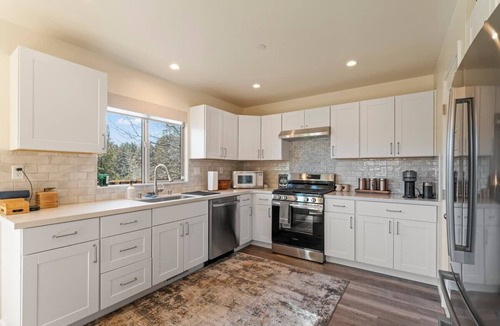 Twin Peaks Cabin | Sky Ridge Cabin · Culdesac w/Level Entry Access & Entertainment