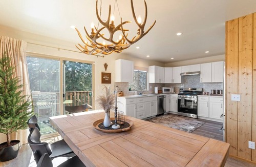 Twin Peaks Cabin | Sky Ridge Cabin · Culdesac w/Level Entry Access & Entertainment