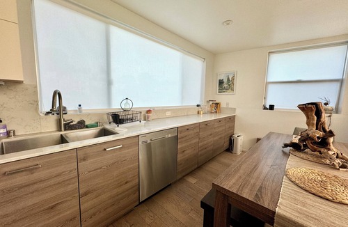 Mid-Wilshire House | Skydeck MidWilshire Modern Townhome with Garage, Rooftop Patio, and Loft Office