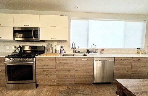 Mid-Wilshire House | Skydeck MidWilshire Modern Townhome with Garage, Rooftop Patio, and Loft Office